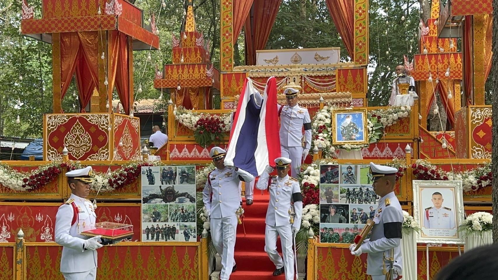 พระบาทสมเด็จพระเจ้าอยู่หัว พระราชทานพระบรมราชานุเคราะห์ ในการพระราชทานเพลิงศพกำลังพล ที่เสียชีวิตจากเหตุการณ์ความไม่สงบในพื้นที่จังหวัดชายแดนไทย-กัมพูชา