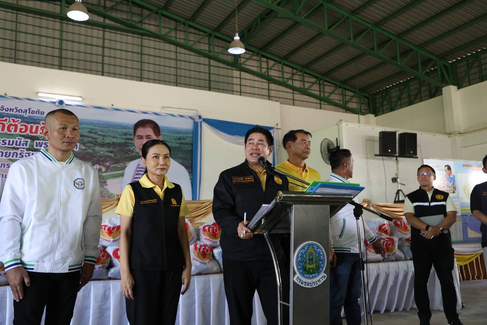 &ldquo;ธรรมนัส&rdquo; ลงพื้นที่สุโขทัย ตรวจน้ำท่วม &ndash; มอบถุงยังชีพ&ndash;อาหารสัตว์พระราชทาน เดินหน้าผลักดัน &ldquo;กงไกรลาศโมเดล&rdquo; แก้ปัญหาน้ำท่วมซ้ำซาก