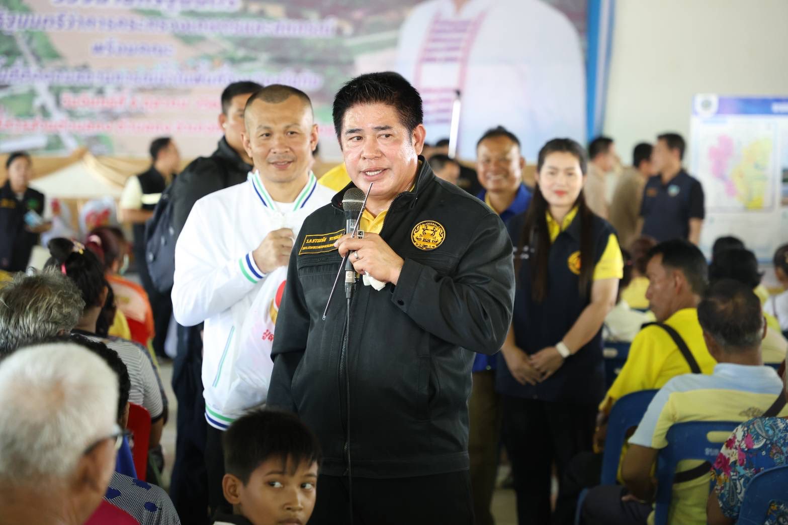 รองนายกฯ ธรรมนัส ลงพื้นที่สุโขทัยให้กำลังใจชาวบ้าน มอบถุงยังชีพ-อาหารสัตว์พระราชทาน บรรเทาความเดือดร้อนจากอุทกภัย