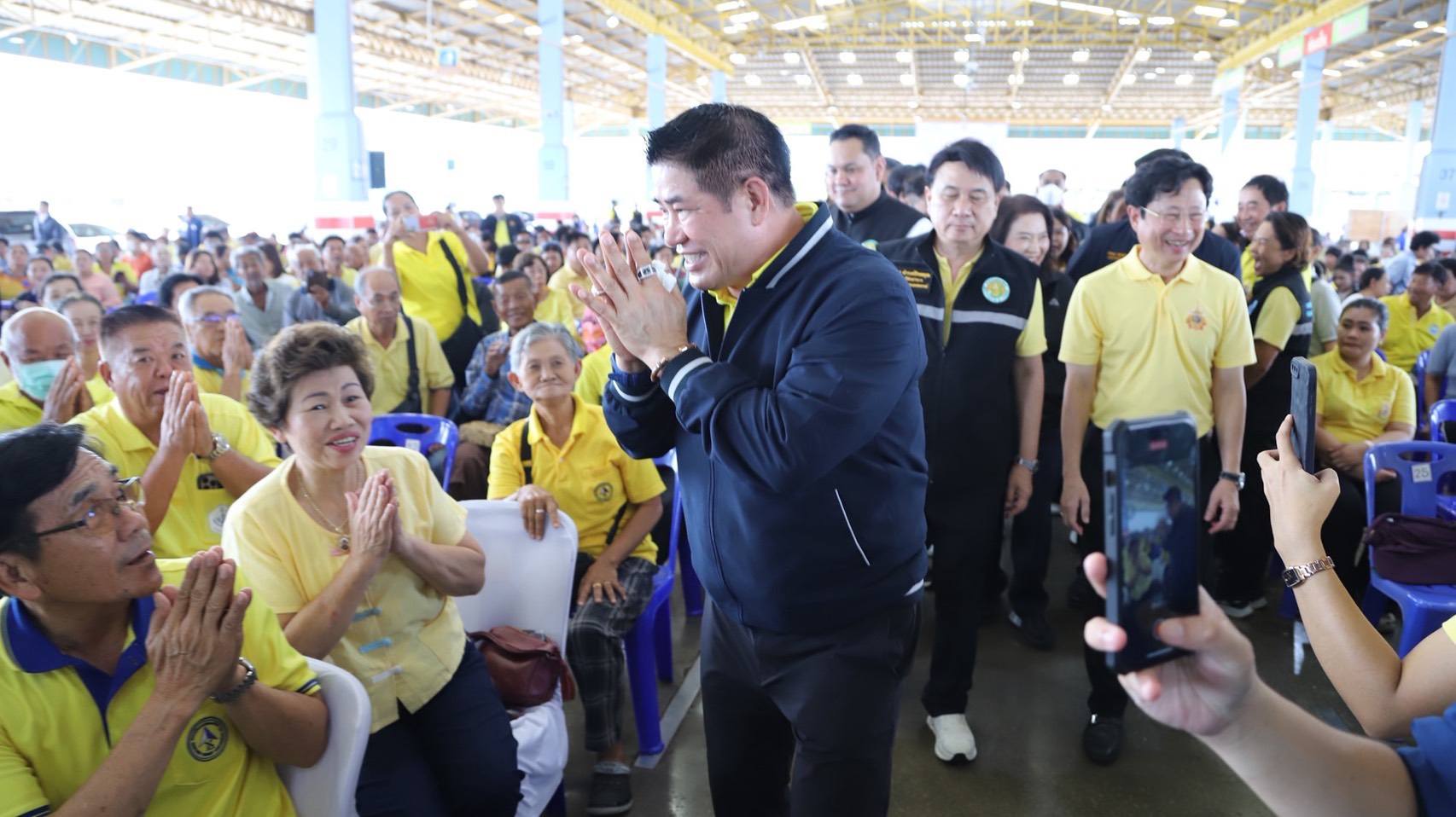 ร้อยเอก ธรรมนัส พรหมเผ่า รองนายกรัฐมนตรีและรัฐมนตรีว่าการกระทรวงเกษตรและสหกรณ์ พร้อมคณะลงพื้นที่จังหวัดสมุทรสงคราม แก้ไขปัญหาปลาหมอคางดำ พร้อมมอบป้ายโครงการนำเรือประมงออกนอกระบบเพื่อการจัดการทรัพยากรประมงอย่างยั่งยืน