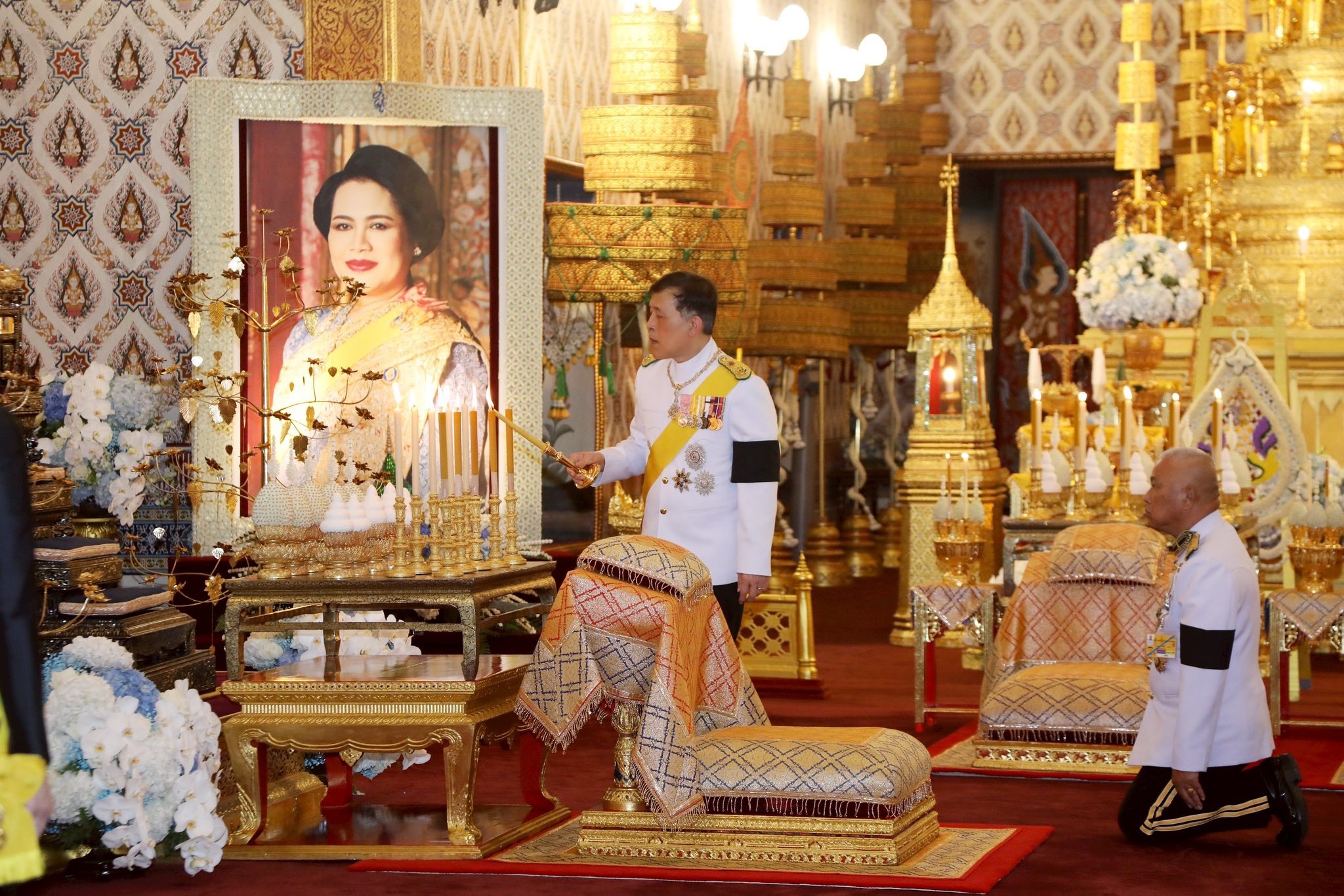 พระบาทสมเด็จพระเจ้าอยู่หัว และสมเด็จพระนางเจ้า ฯ พระบรมราชินี เสด็จพระราชดำเนินพร้อมด้วยสมเด็จพระกนิษฐาธิราชเจ้า กรมสมเด็จพระเทพรัตนราชสุดา ฯ สยามบรมราชกุมารี สมเด็จพระเจ้าน้องนางเธอ เจ้าฟ้าจุฬาภรณวลัยลักษณ์ อัครราชกุมารี กรมพระศรีสวางควัฒน วรขัตติยราชนารี สมเด็จพระเจ้าลูกเธอ เจ้าฟ้าสิริวัณณวรี นารีรัตนราชกัญญา สมเด็จพระเจ้าลูกยาเธอ เจ้าฟ้าทีปังกรรัศมีโชติ มหาวชิโรตตมางกูร สิริวิบูลยราชกุมาร ท่านผู้หญิงสิริกิติยา เจนเซน และเจ้าคุณพระสินีนาถ พิลาสกัลยาณี  ไปถวายน้ำสรงพระบรมศพ สมเด็จพระนางเจ้าสิริ
