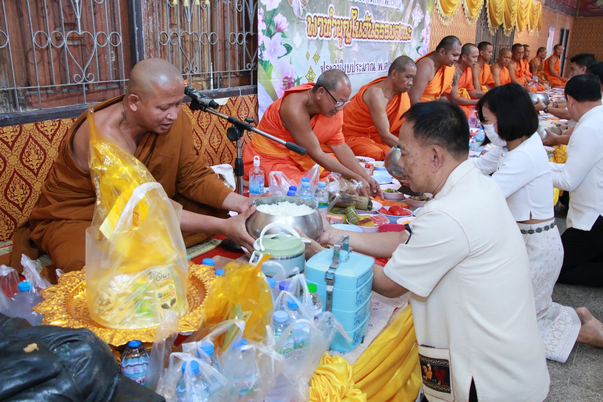  รองผู้ว่าฯ กำแพงเพชร นำพุทธศาสนิกชนทำบุญตักบาตร "วันธรรมสวนะ" สืบสานประเพณีถวายกระจาดเนื่องในวันตรุษไทย ณ วัดอินทาราม อ.พรานกระต่าย 