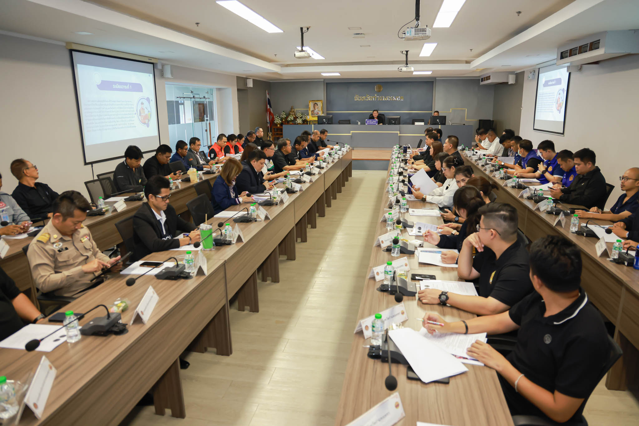 จังหวัดกำแพงเพชร จัดประชุมคณะกรรมการประจำศูนย์อำนวยความปลอดภัยทางถนนจังหวัดกำแพงเพชร ครั้งที่ 1/2569 เพื่อให้การป้องกันและลดอุบัติเหตุทางถนนในพื้นที่จังหวัดกำแพงเพชร เป็นไปอย่างมีประสิทธิภาพเหมาะสม สอดคล้องกับสถานการณ์ปัจจุบัน