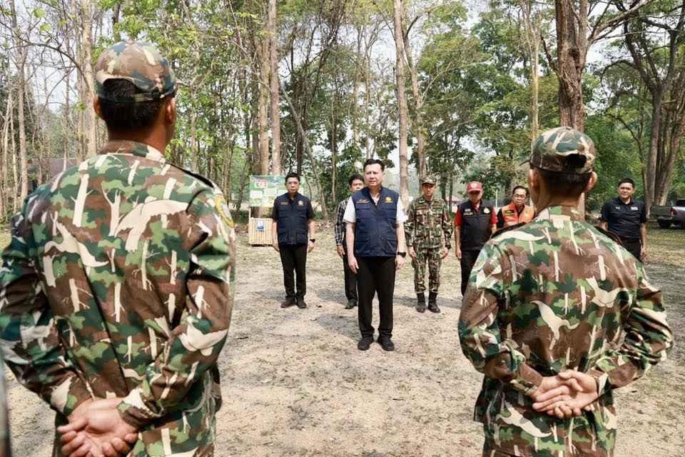 ผู้ว่าราชการจังหวัดกำแพงเพชร ลงพื้นที่ตรวจเยี่ยมให้กำลังใจกับเจ้าหน้าที่ควบคุมไฟป่า พร้อมมอบสิ่งของอุปโภค บริโภค 