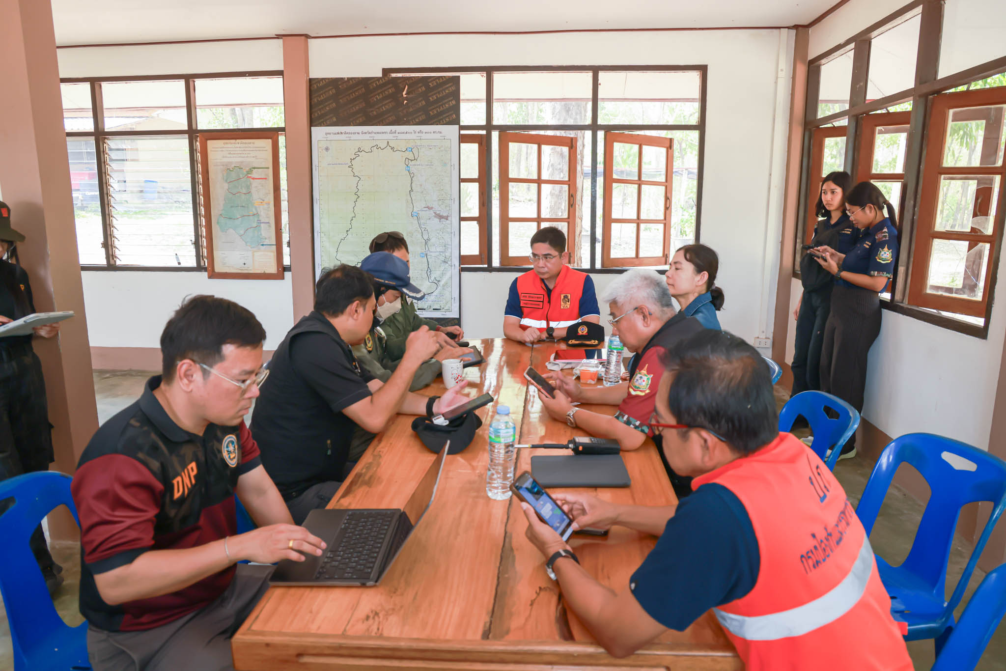 รัฐมนตรีว่าการกระทรวงทรัพยากรธรรมชาติและสิ่งแวดล้อม ส่งเฮลิคอปเตอร์ บินสำรวจพื้นที่อุทยานแห่งชาติแม่วงก์ และอุทยานแห่งชาติคลองลาน ลำเลียงน้ำดับไฟป่า ลดฝุ่นละอองขนาดเล็ก Pm 2.5 สร้างอากาศดีคืนพี่น้องประชาชนในพื้นที่ 