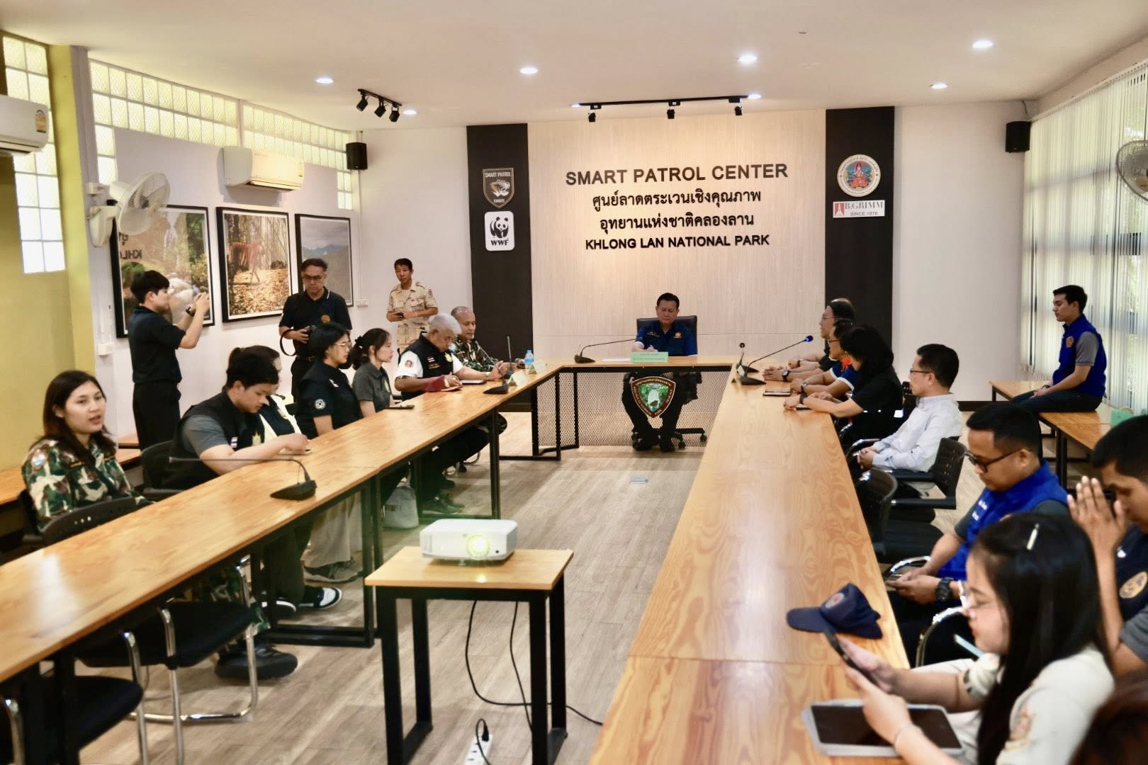 ผู้ว่าราชการจังหวัดกำแพงเพชร ลงพื้นที่ตรวจเยี่ยมให้กำลังใจกับเจ้าหน้าที่ควบคุมไฟป่า พร้อมมอบสิ่งของอุปโภค บริโภค  ที่อุทยานแห่งชาติคลองลาน 