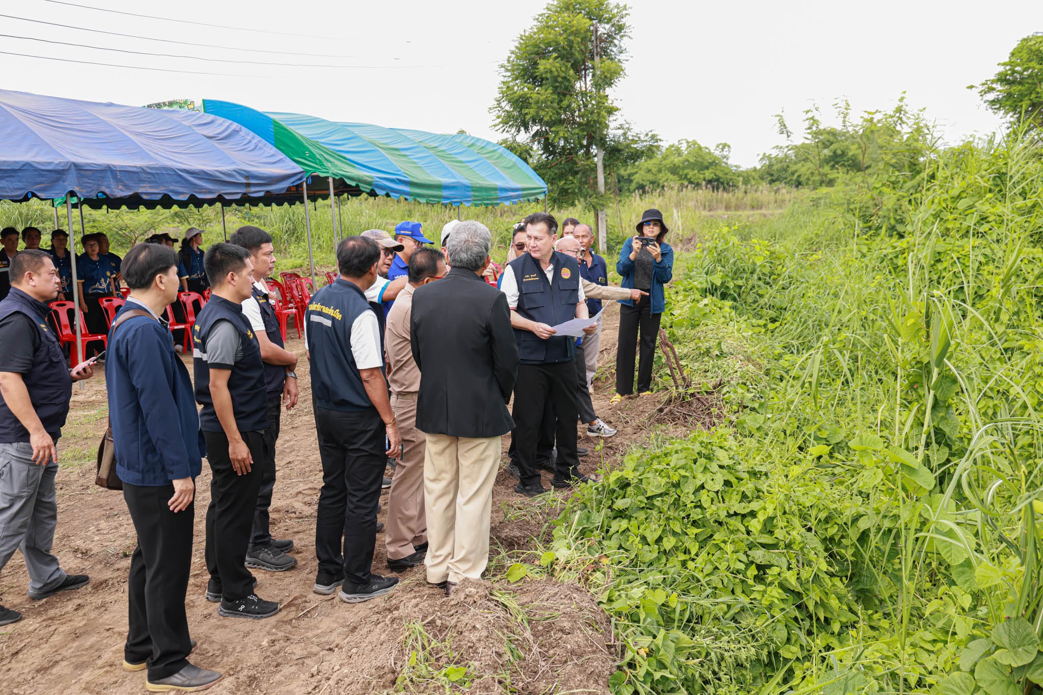 ผู้ว่าราชการจังหวัดกำแพงเพชร ลงพื้นที่ตรวจติดตามสถานการณ์น้ำและหารือการแก้ไขปัญหาผักตบชวาและวัชพืชในแหล่งน้ำ เตรียมรับมือสถานการณ์น้ำในช่วงฤดูฝน ที่ ต.ท่าขุนราม และ ต.ในเมือง อ.เมืองกำแพงเพชร 