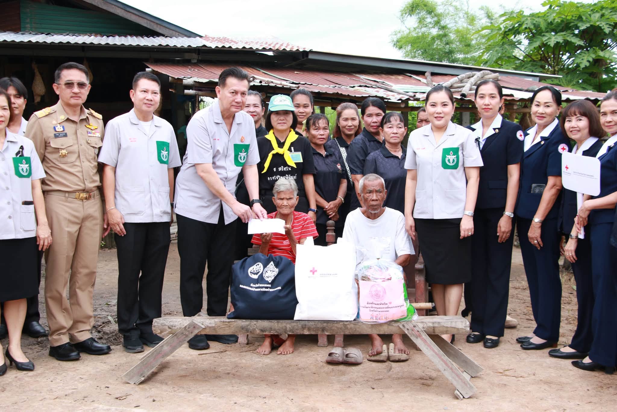  ผู้ว่าฯ กำแพงเพชร นำทีมลงพื้นที่ปางศิลาทอง เยี่ยมให้กำลังใจผู้สูงอายุกลุ่มเปราะบาง มุ่งดูแลคุณภาพชีวิตประชาชน