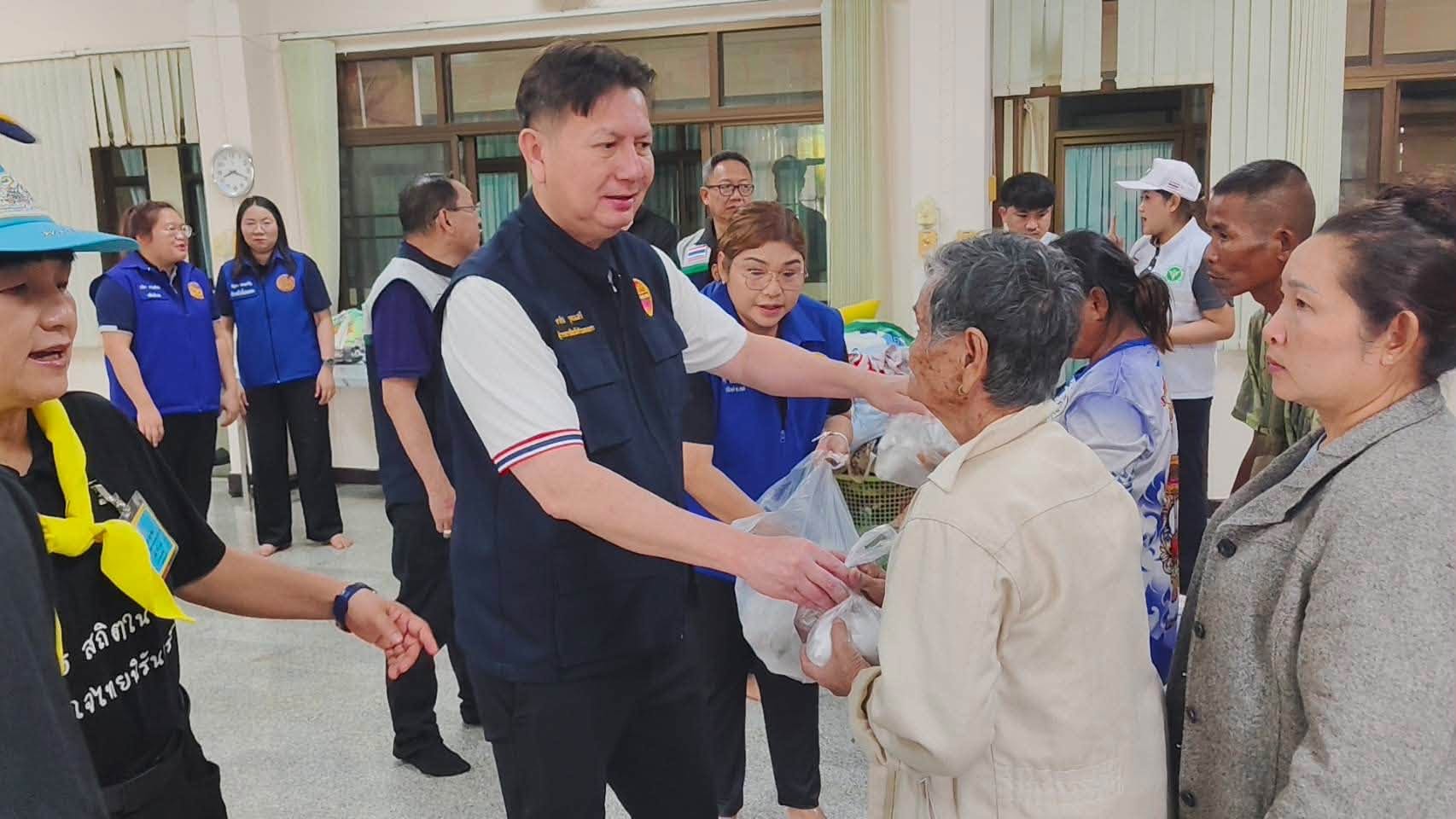 ผู้ว่าฯ กำแพงเพชร ลงพื้นที่เร่งช่วยเหลือผู้ประสบภัยน้ำท่วมหลายจุด หลังคลองสวนหมากเอ่อล้นกระทบตลาดนครชุมและถนนพหลโยธิน ขณะที่บ้านแม่นารีระดับน้ำเริ่มลดลงต่อเนื่อง