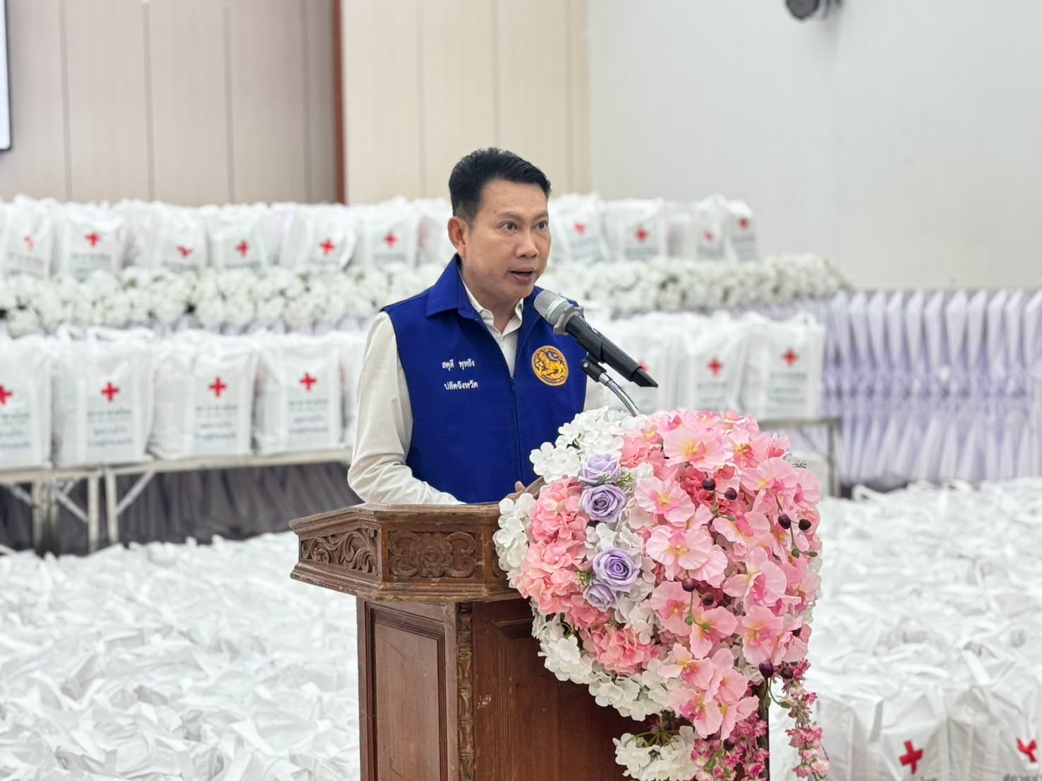 ปลัดจังหวัดฯ ลงพื้นที่แจก &ldquo;ชุดธารน้ำใจ&rdquo; ผ่านแอปพลิเคชั่น "พ้นภัย"จากสภากาชาดไทยเร่งเยียวยาผู้ประสบภัยน้ำท่วมกำแพงเพชร 