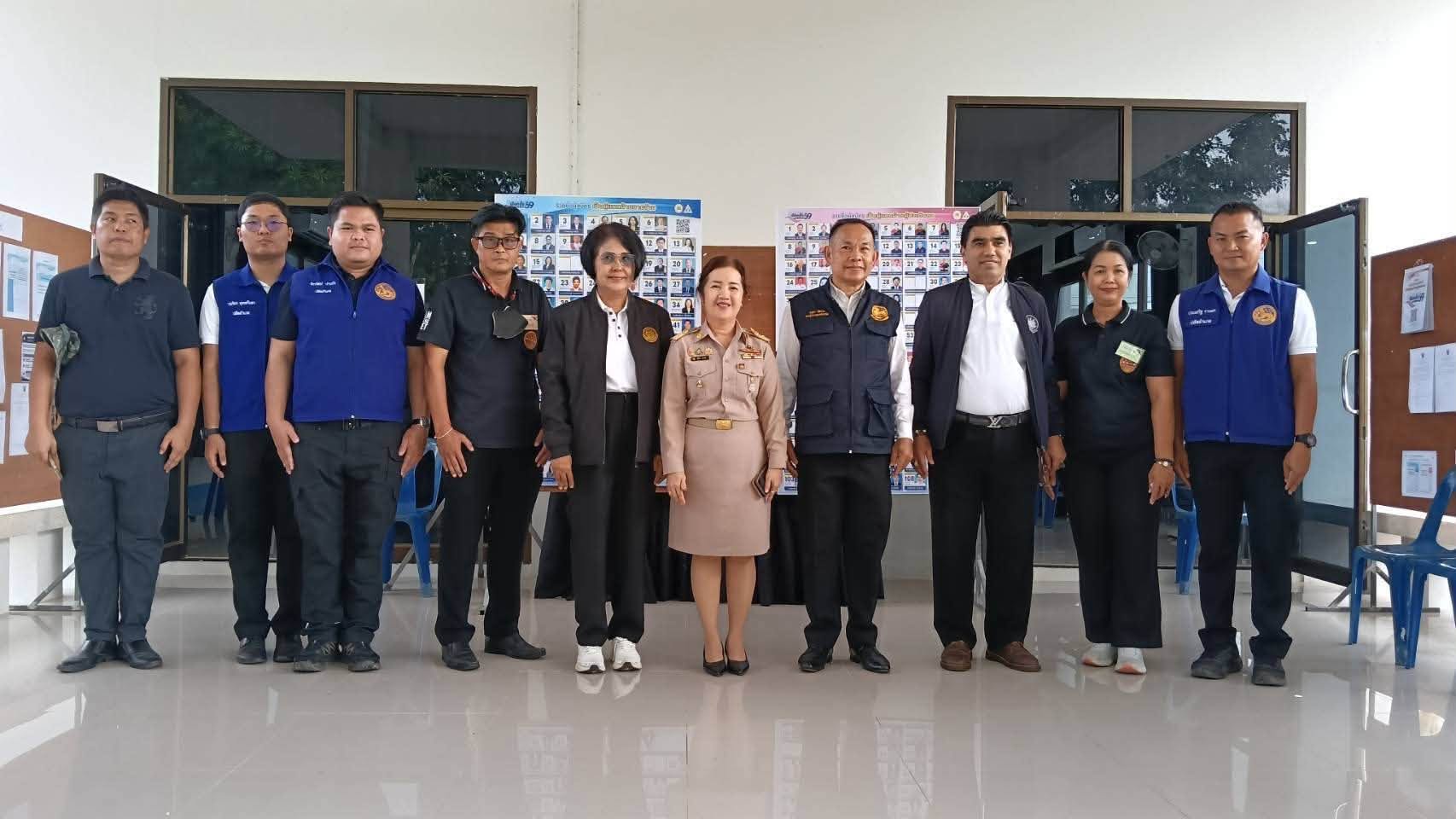 "ยศชนัน" ลงพื้นที่อำเภอไทรงาม จังหวัดกำแพงเพชร ติดตามการบริหารจัดการน้ำ รับฟังปัญหาเกษตรกร วันที่ 11 ตุลาคม 2569 เวลา 14.00 น. ศาสตราจารย์ ดร.ยศชนัน วงศ์สวัสดิ์ รองนายกรัฐมนตรีและรัฐมนตรีว่าการกระทรวงการอุดมศึกษา วิทยาศาสตร์ วิจัยและนวัตกรรม ลงพื้นที่โรงเรียนอนุบาลไทรงาม อำเภอไทรงาม จังหวัดกำแพงเพชร รับฟังปัญหาเกษตรกรและติดตามแนวทางบริหารจัดการน้ำ โดยมีนายอภินันท์ จ่าพันดุง ผู้อำนวยการส่วนบริหารจัดการน้ำและบำรุงรักษา สำนักงานชลประทานที่ 4 รายงานสถานการณ์น้ำในพื้นที่ รองนายกรัฐมนตรีและรัฐมนตรีว่า