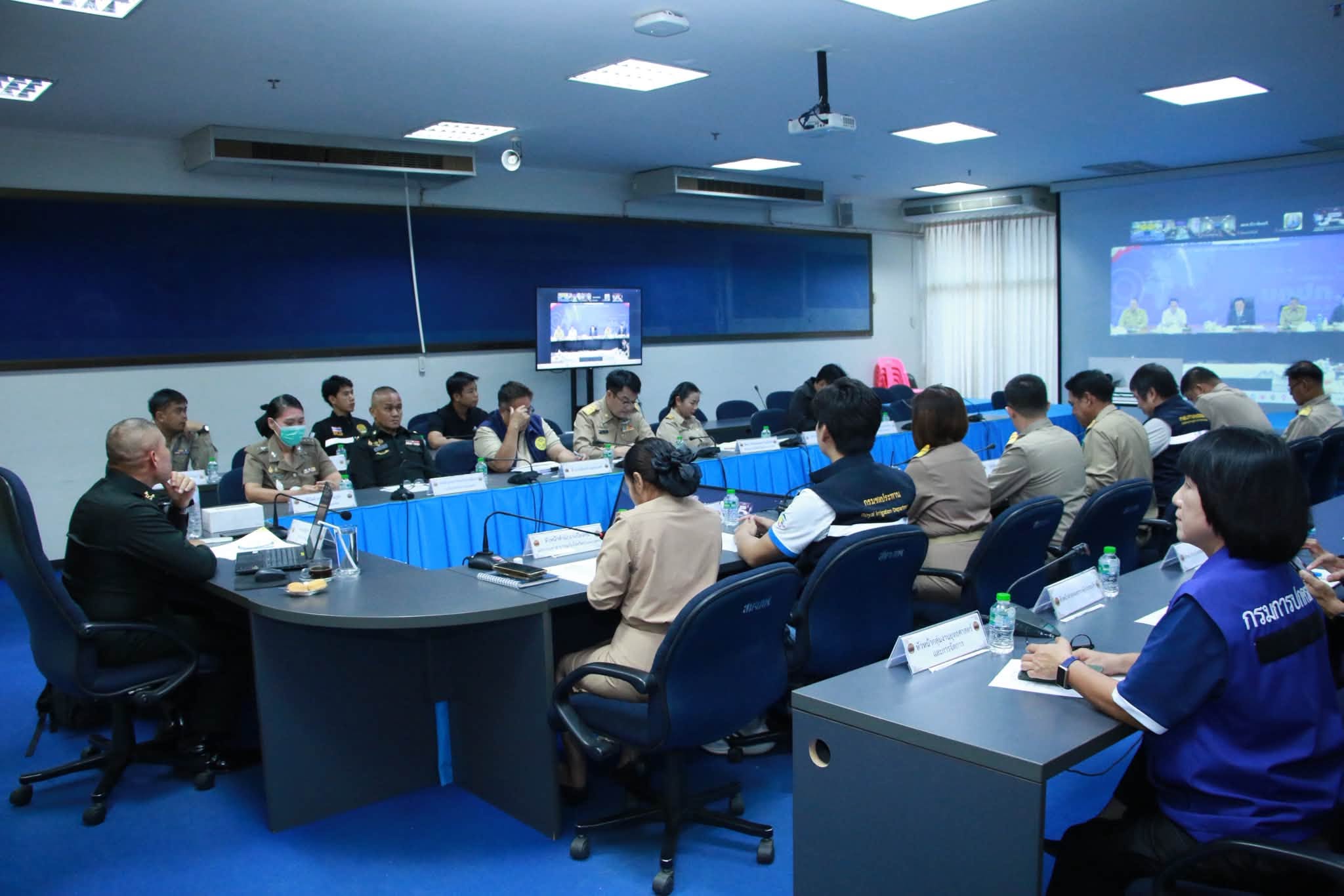 จังหวัดกำแพงเพชรเข้าร่วมประชุมกองบัญชาการป้องกันและบรรเทาสาธารณภัยแห่งชาติ (บกปภ.ช.) ติดตามสถานการณ์และการให้ความช่วยเหลือผู้ประสบอุทกภัยประจำวัน ผ่านออนไลน์สื่ออิเล็กทรอนิกส์