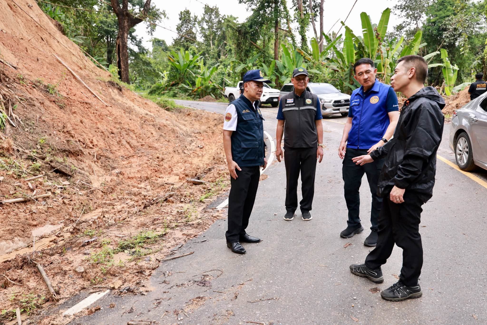 รองผู้ว่าฯ กำแพงเพชร ลงพื้นที่ด่วน! ติดตามสถานการณ์ดินสไลด์อุทยานแห่งชาติแม่วงก์ หลังฝนถล่มต่อเนื่อง สั่งเฝ้าระวัง 24 ชั่วโมง