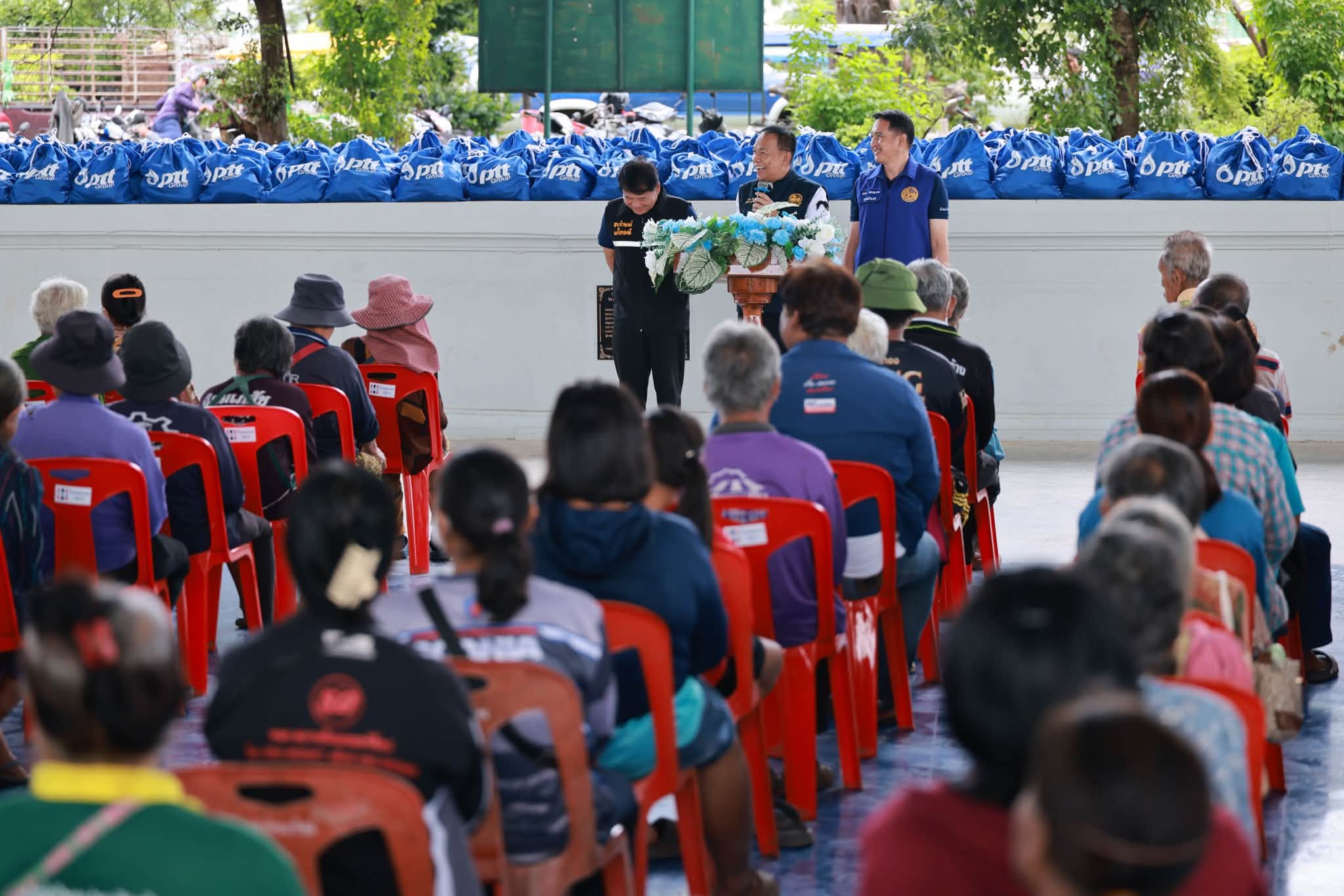 กำแพงเพชรระดมความช่วยเหลือเร่งด่วน! มอบถุงยังชีพ ปตท. 500 ชุด บรรเทาทุกข์ผู้ประสบอุทกภัยอำเภอปางศิลาทอง
