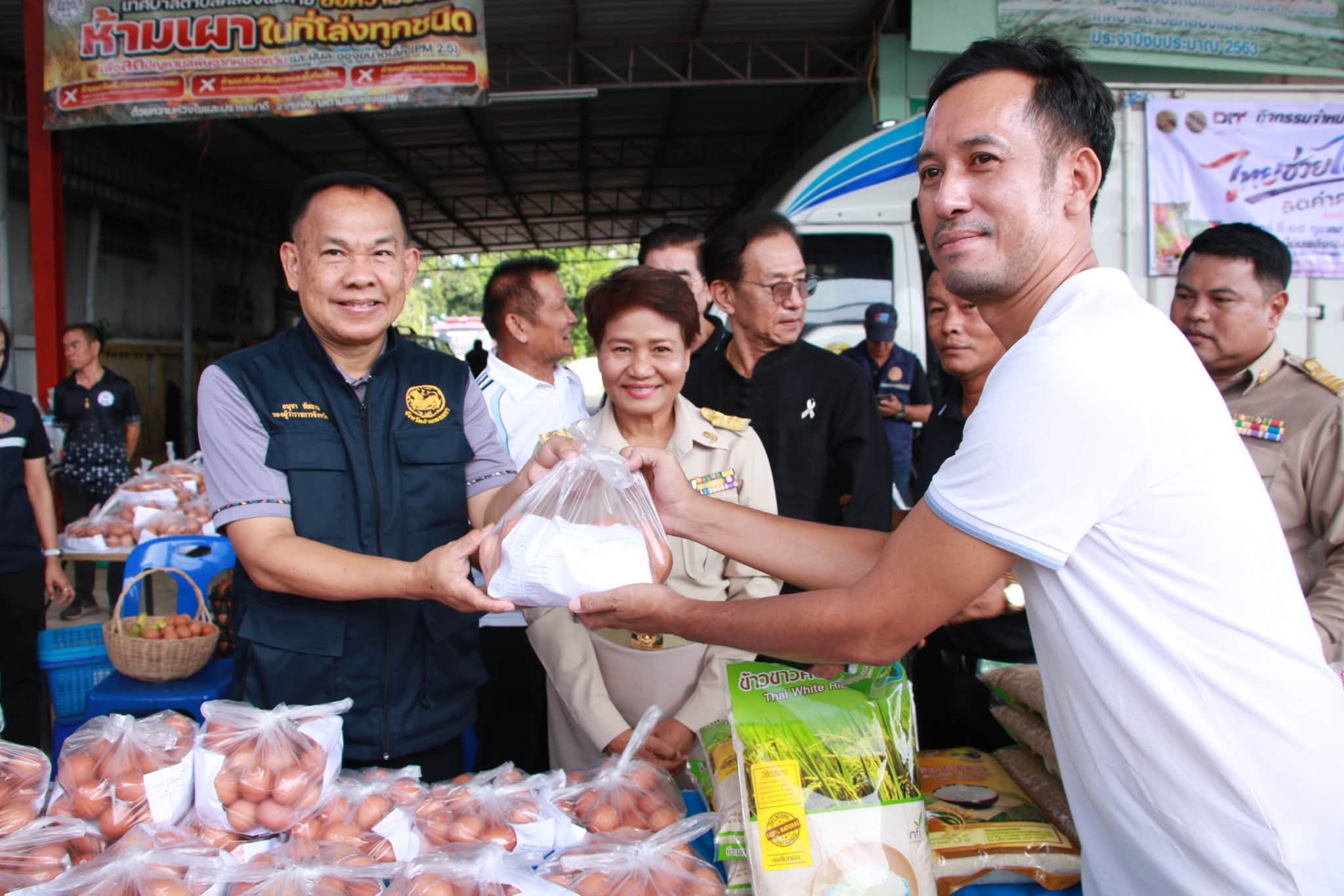 จังหวัดกำแพงเพชรเดินหน้าลดค่าครองชีพ รอง ผวจ. ลงพื้นที่ตรวจเยี่ยมกิจกรรม &ldquo;ไทยช่วยไทย&rdquo; ขนสินค้าจำเป็นขายถูกกว่าท้องตลาด 20&ndash;40% บรรเทาทุกข์ประชาชน-ผู้ประสบอุทกภัย 